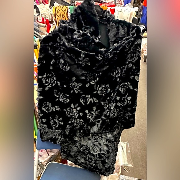 ISO crushed velvet shawl (pictured). - Picture 1 of 2